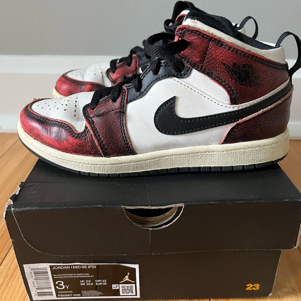 Jordan 1 MID SE